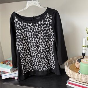 Ann Taylor Black and White Patterned Blouse in size 10